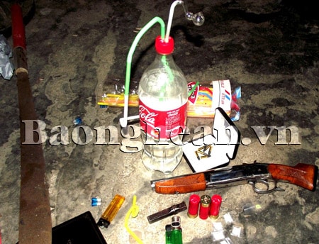 Bắt đối tượng sử dụng ma túy "đá", dấu vũ khí nóng