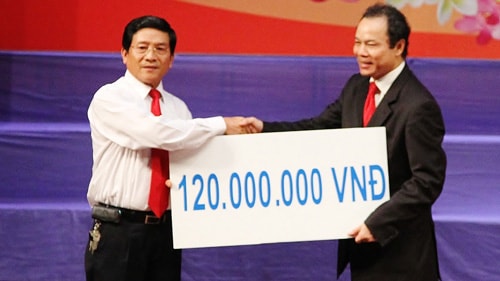 Việt kiều Lào quyên góp ủng hộ huyện đảo Trường Sa