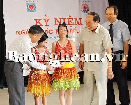 Tặng quà trẻ khuyết tật, mồ côi nhân dịp Ngày Quốc tế thiếu nhi 1/6