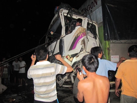 Tai nạn liên hoàn, tài xế mắc kẹt trong cabin