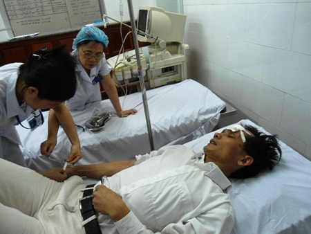 Sửa biển quảng cáo bị hàng xóm đánh nhập viện