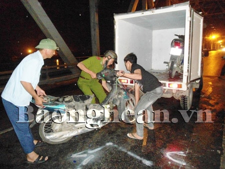 Xe máy đối đầu trên cầu Bến Thủy, 2 người bị thương