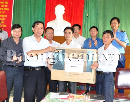 Sở GT-VT khảo sát hỗ trợ, giúp đỡ xã nghèo Keng Đu - huyện Kỳ Sơn