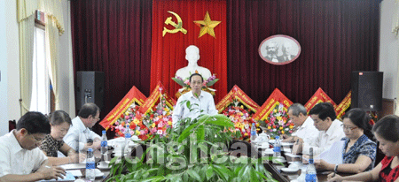 Đồng chí Trần Hồng Châu làm việc với Ban thường vụ Huyện ủy Con Cuông