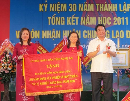 Trường Mầm non Hoa Sen đón nhận Huân chương Lao động hạng Nhất