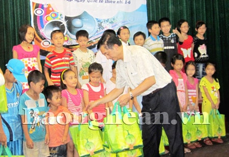 BigC Vinh trao 100 suất quà nhân ngày Quốc tế thiếu nhi 1/6