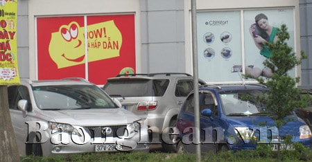 Vỉa hè thành bãi đậu xe cho siêu thị