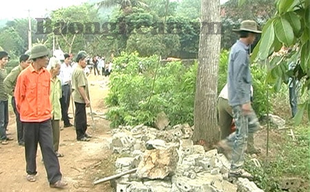 Hiến đất làm đường giao thông