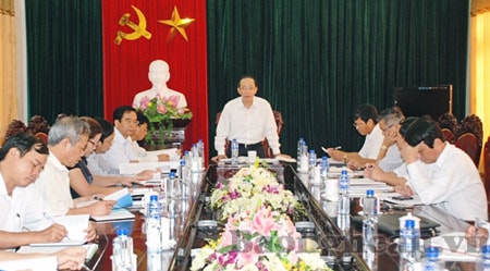 Đồng chí Trần Hồng Châu làm việc với với Ban Thường vụ Huyện ủy Nghĩa Đàn