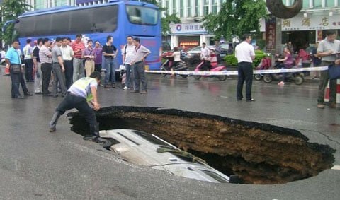 Ô tô rơi xuống "hố tử thần"