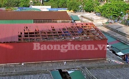 Báo động mất an toàn ở mái đình phụ chợ Quán Lau (TP Vinh)