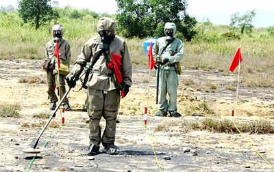 Lào và Mỹ thỏa thuận tiếp tục hỗ trợ rà phá bom mìn