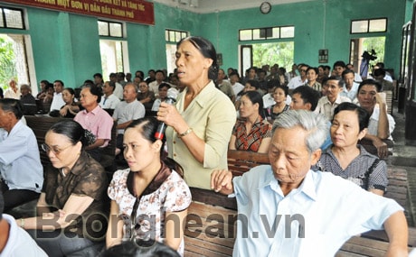 Đồng chí Trần Hồng Châu tiếp xúc cử tri tại phường Hưng Dũng (TP Vinh)