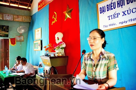 Đồng chí Đinh Thị Lệ Thanh tiếp xúc với cử tri xã Tây Hiếu (TX Thái Hòa)