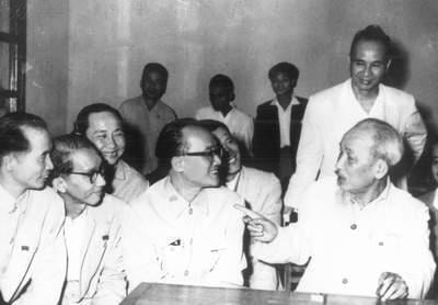 Học tập Bác Hồ trả lời phỏng vấn báo chí