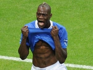 "Siêu" Balotelli lập cú đúp, đưa Italy vào tranh cúp