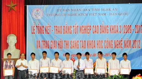Trao bằng tốt nghiệp khóa 3 giải hội thi sáng tạo khoa học công nghệ năm 2012
