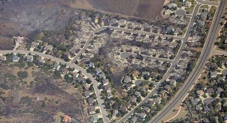 Cháy rừng ở Mỹ xoá sổ gần 350 căn nhà, 1 người chết cháy