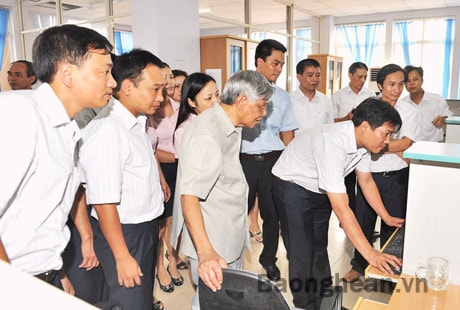 Đồng chí Lê Khả Phiêu đến thăm Báo Nghệ An