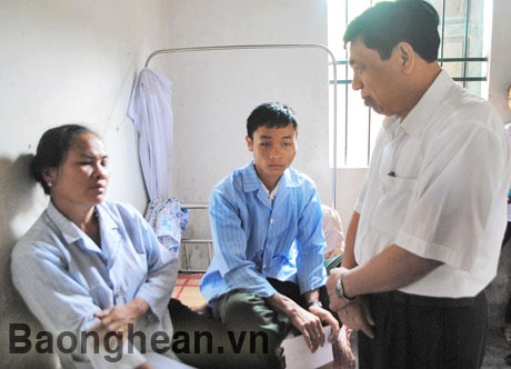 Lãnh đạo tỉnh thăm hỏi, động viên người dân xã Yên Khê - Con Cuông bị thương trong chiều 1/7