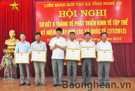 Liên minh HTX tỉnh Nghệ An đón nhận Cờ thi đua của Chính phủ