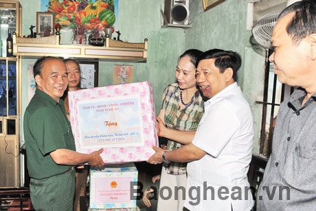 Phó Chủ tịch nước Nguyễn Thị Doan dâng hương tại nghĩa trang và thăm, tặng quà gia đình chính sách tiêu biểu