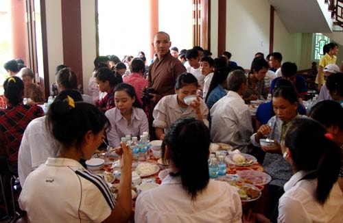 Một gia đình nấu 2400 suất cơm miễn phí cho sĩ tử