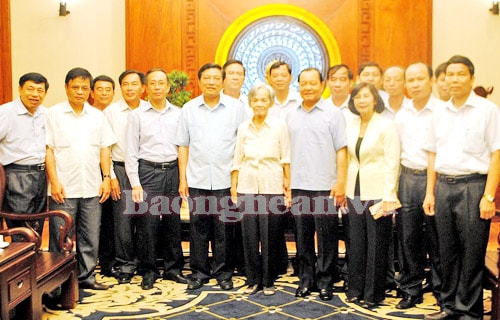 Đoàn công tác tỉnh Nghệ An thăm và tặng quà con gái Cố Tổng Bí thư Lê Hồng Phong