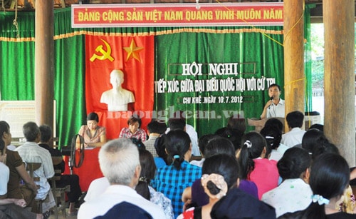 ĐBQH tiếp xúc cử tri xã Chi Khê (Con Cuông)