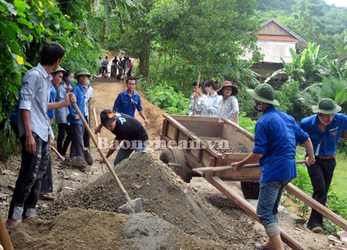 SVTN cùng Đoàn TN xã Chi Khê giúp dân làm đường