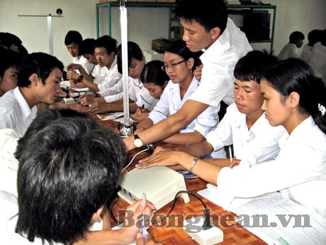 Vì sao Trường THPT Ngô Trí Hòa chưa hoàn thành chuyển đổi trường tư thục ?