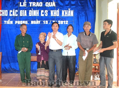 Sở Nội vụ tặng quà gia đình chính sách, hộ nghèo xã Tiền Phong (Quế Phong)