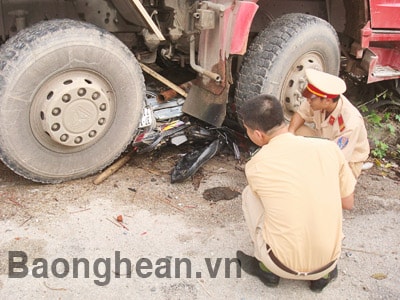 Ô tô đâm cột điện