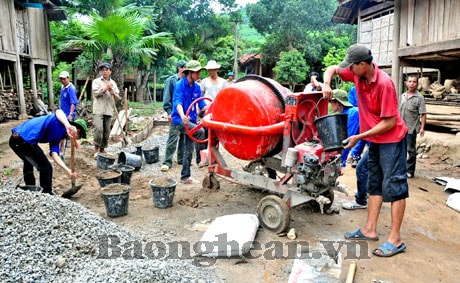 Mở đường ở bản Lau