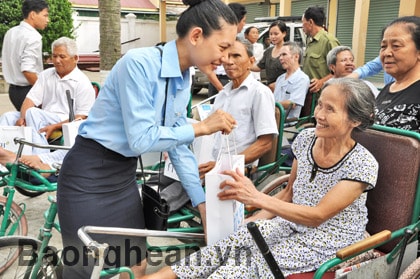 Trao quà tình nghĩa cho Khu điều dưỡng Thương binh Nghệ An