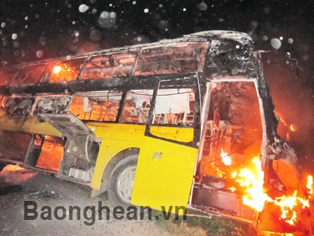 40 hành khách thoát chết khi xe giường nằm bốc cháy
