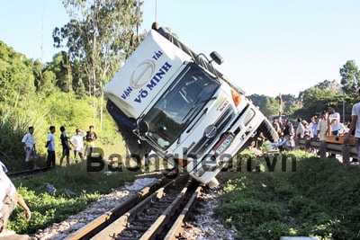 Ô tô tải đổ lên đường sắt, giao thông tê liệt