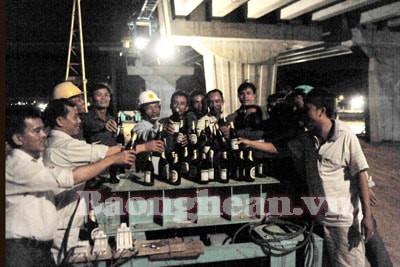 Hoàn thành việc lao dầm cuối cùng Cầu Bến Thủy an toàn tuyệt đối