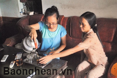 Nuôi mẹ liệt nửa người, hai chị em sinh đôi vẫn đậu đại học