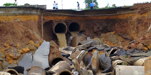 Hố tử thần rộng 10m cắt ngang đường Lê Văn Lương (Hà Nội)