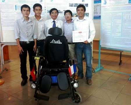 Xe lăn điện thông minh phục vụ người khuyết tật, người già