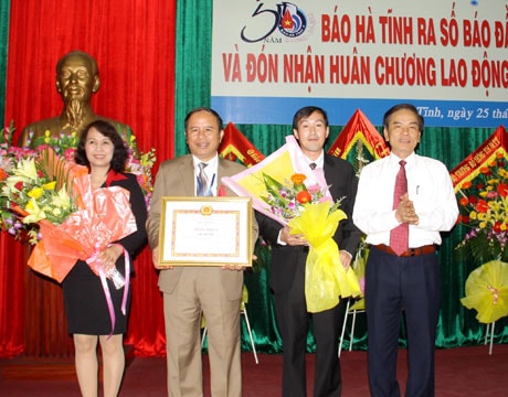 Báo Hà Tĩnh kỷ niệm 50 năm ra số đầu tiên và đón nhận  Huân chương Lao động hạng Nhất.