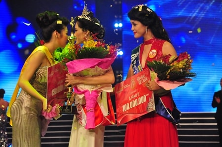 Tân Hoa hậu Đặng Thu Thảo: “Biết yêu thương và có học mới nên người”