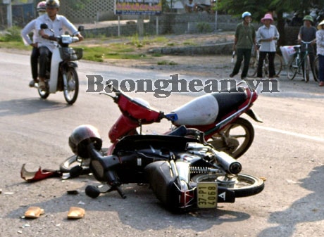 Xe máy tông nhau, 2 người bị thương nặng