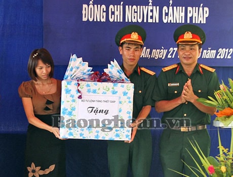 Lữ đoàn Xe tăng 215  tặng nhà tình nghĩa cho cán bộ, chiến sĩ hoàn cảnh khó khăn