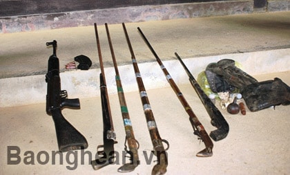 Đồn BP Thanh Thủy vận động nhân dân giao nộp vũ khí