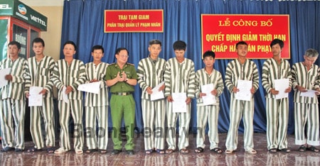 Công bố quyết định giảm thời hạn chấp hành án phạt cho phạm nhân