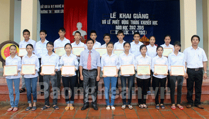 Trường THPT Nghi Lộc 5 trao học bổng khuyến học nhân ngày khai giảng