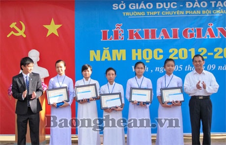 Ngân hàng Sacombank: Trao 40 suất học bổng cho học sinh THPT