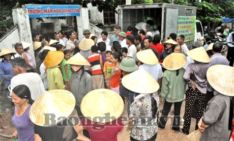 Siêu thị BigC Vinh trao 3 tấn gạo cứu trợ cho xã Quang Sơn (Đô Lương)